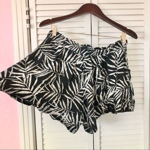 For days easy shorts in palm print. Super comfy, elastic waistband.